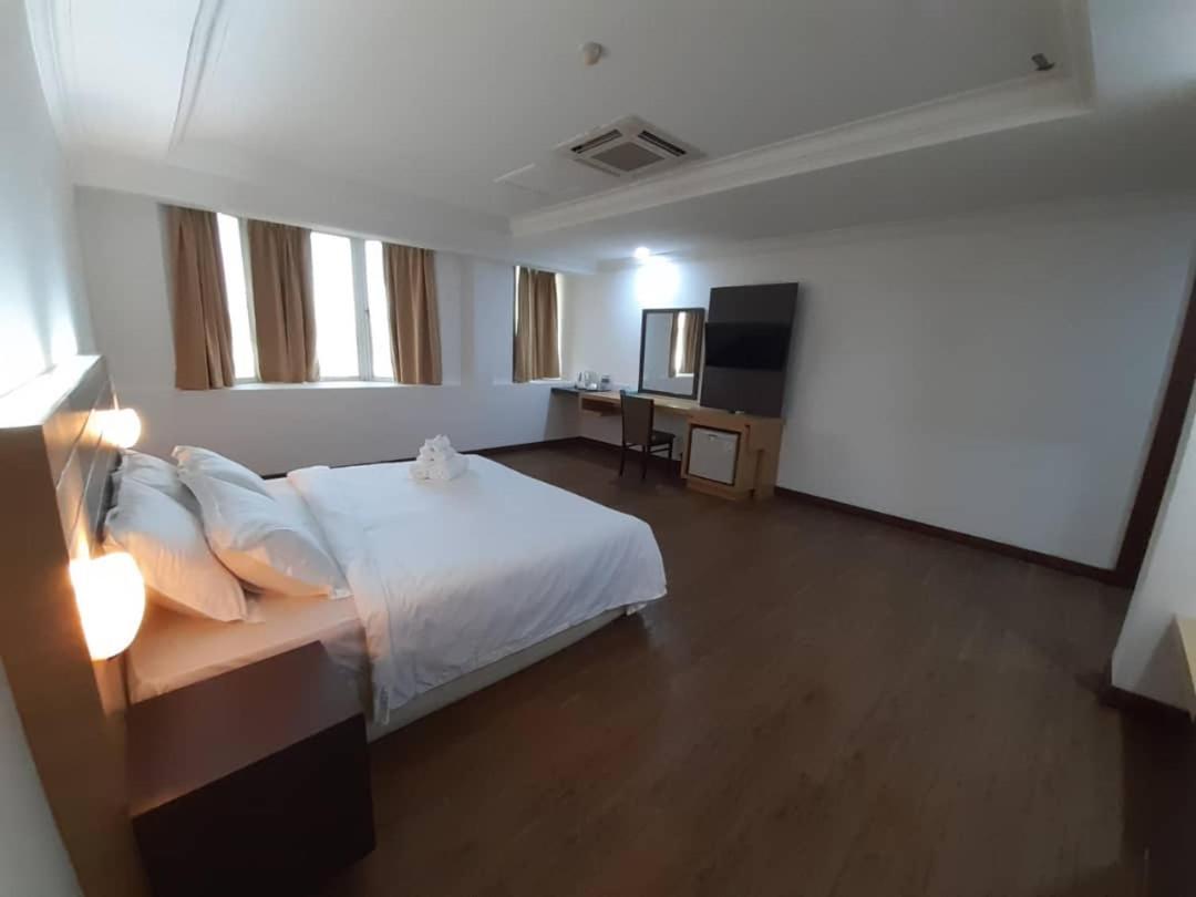 Sara Hotel Labuan Buitenkant foto