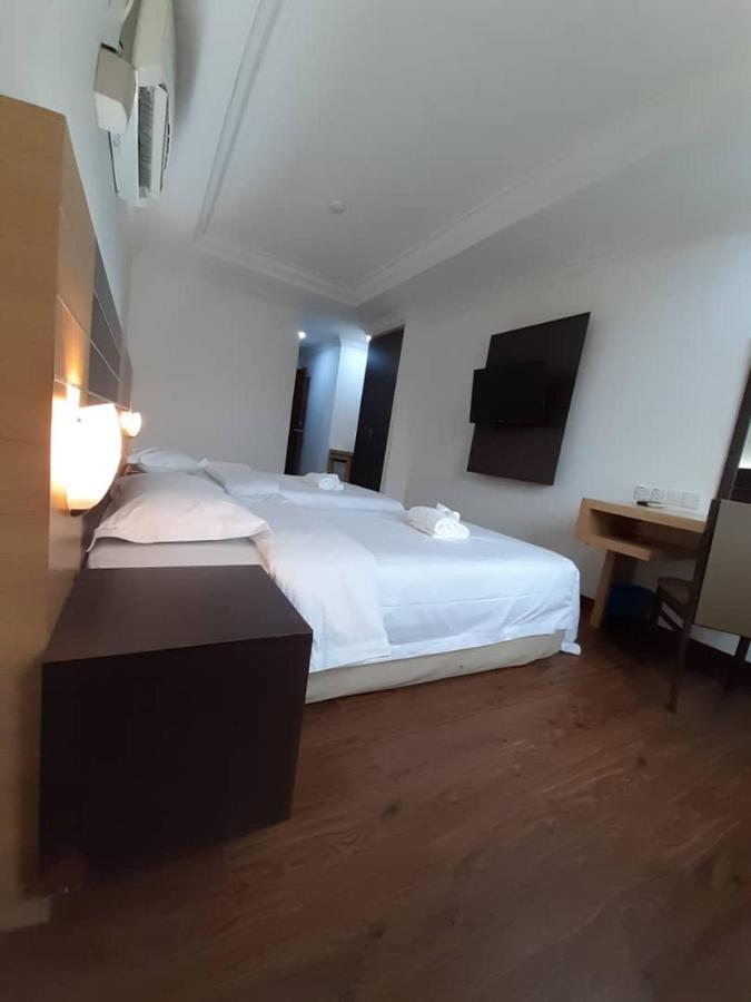 Sara Hotel Labuan Buitenkant foto